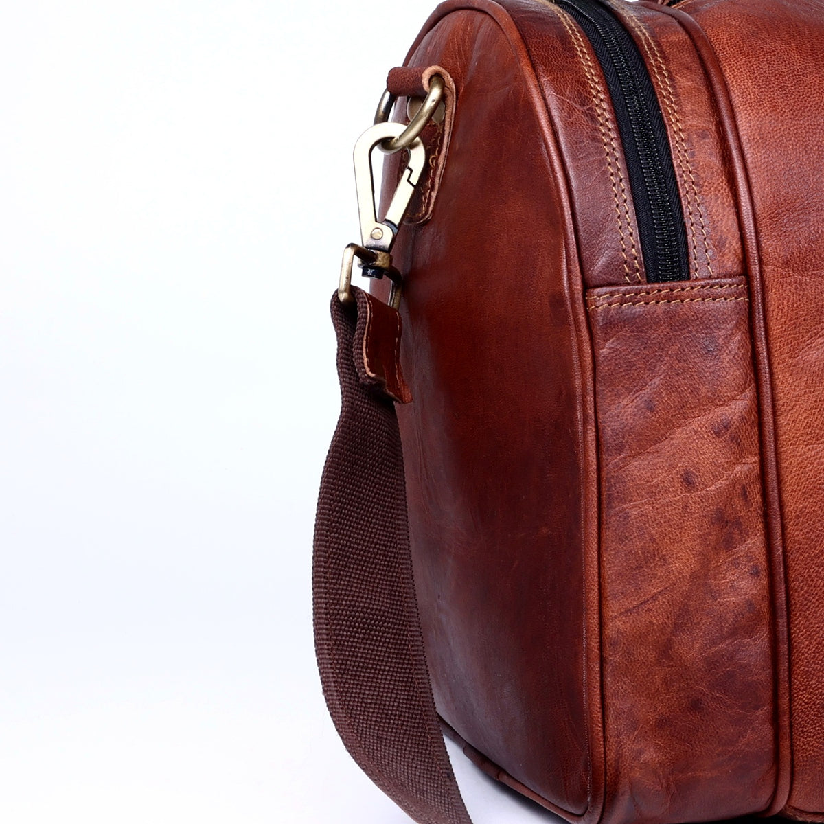 DEKVIO leather gym duffle — shoe compartment side zip and strap clip detail