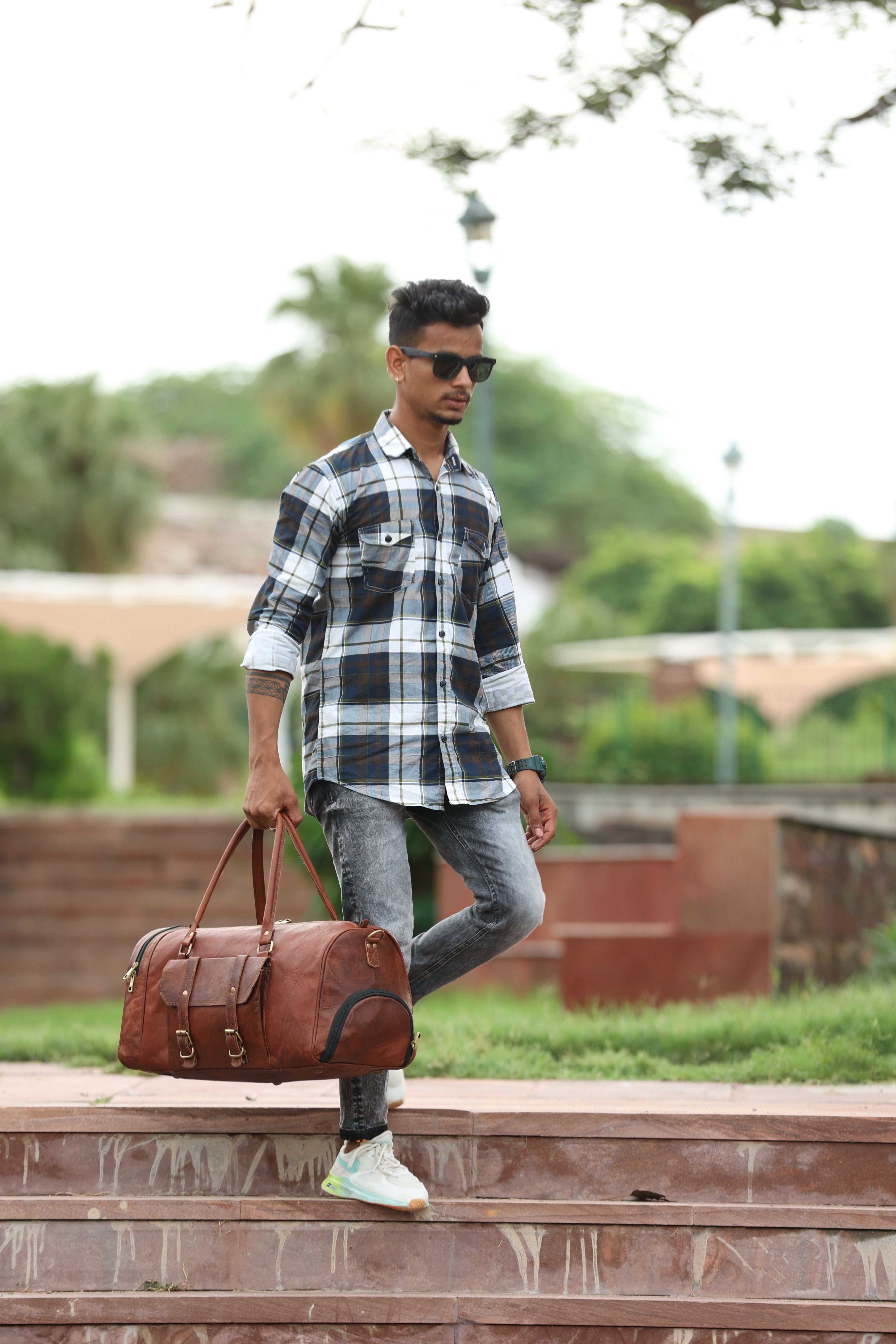 DEKVIO Leather Gym Duffle Bag with Shoe Compartment | Handcrafted Genuine Leather Weekender | Men & Women | Brown, Coffee, Tan, Black